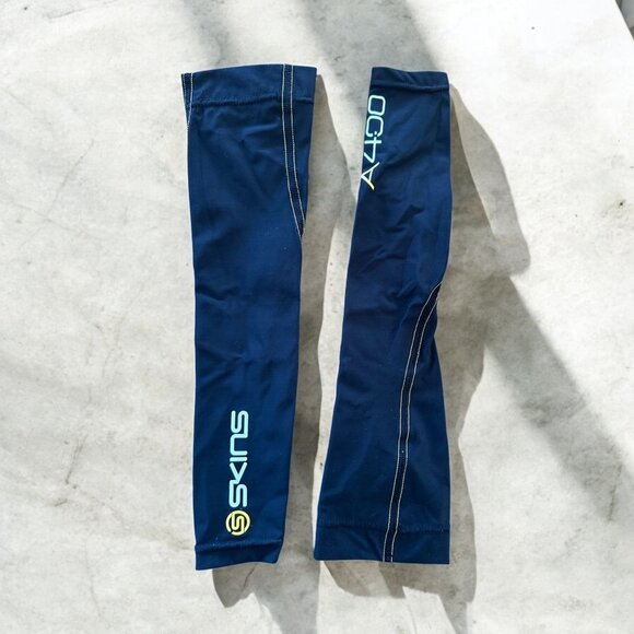 SKINS Women's Black Arm Compression Sleeves Size XS - Picture 1 of 6